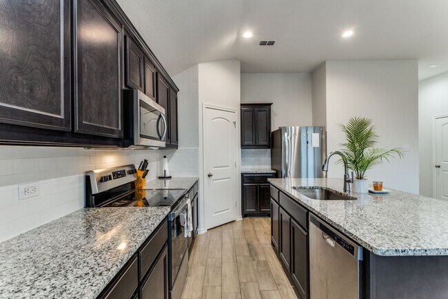 Building Photo - LIKE NEW HOME IN CROWLEY! READY TO VIEW!