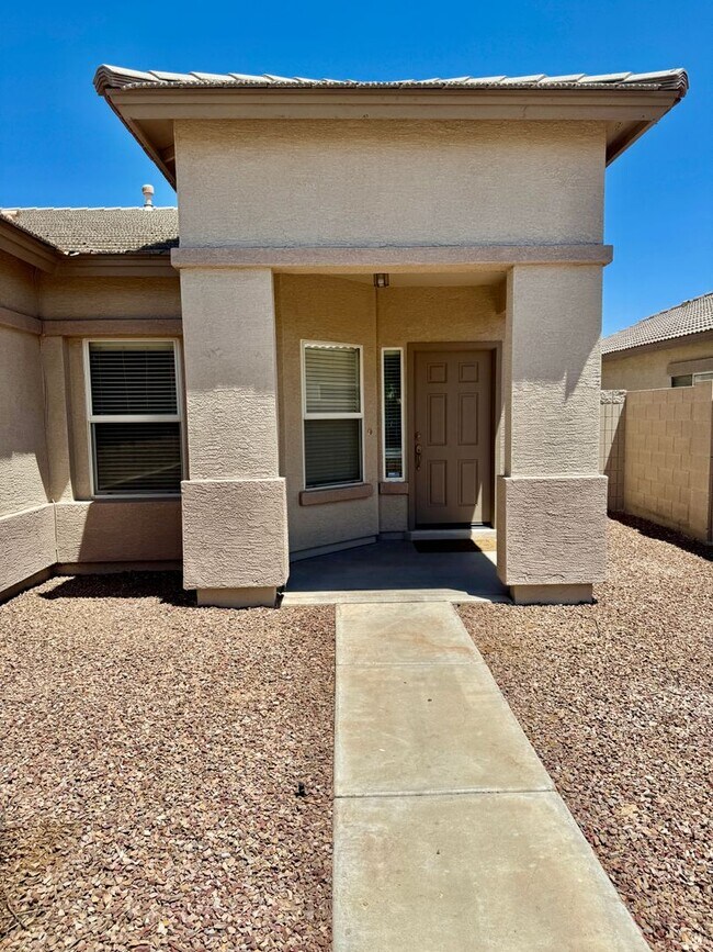 Building Photo - 4 Bedroom/2 Bath Single Level Home In Avondale! Golf Course Lot