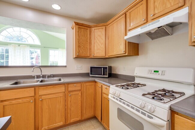 Building Photo - 2233 Oakbrook Blvd