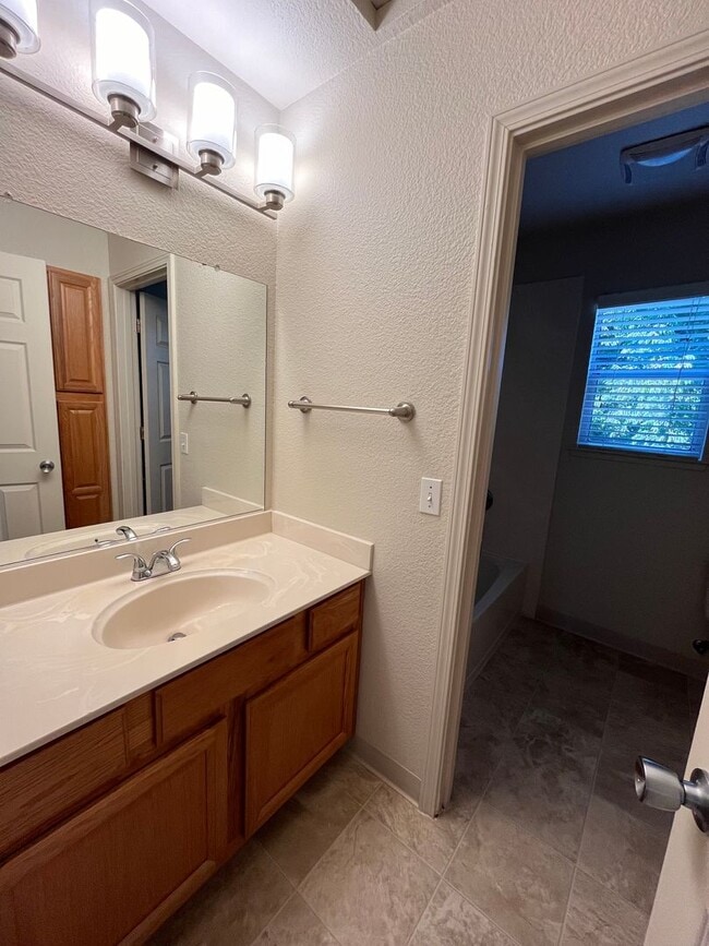 Building Photo - Large 5 Bedroom Home in Mace Ranch