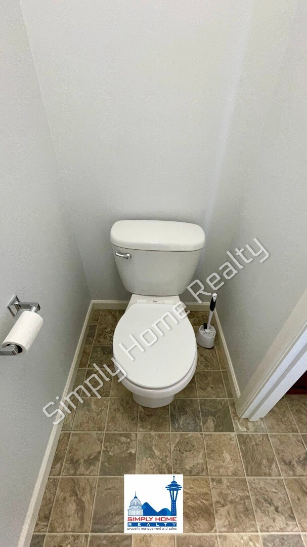 Building Photo - Welcome to this Spacious 4 bedroom, 3.5 bath Home in the Heart of Yelm!