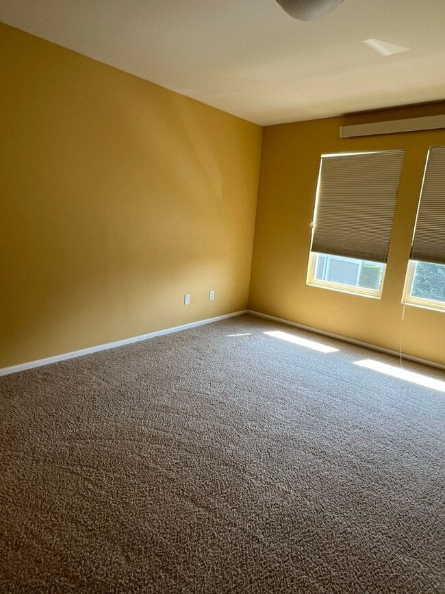 Building Photo - 2 Bedroom 1.75 Bathroom Condo in North Bellingham