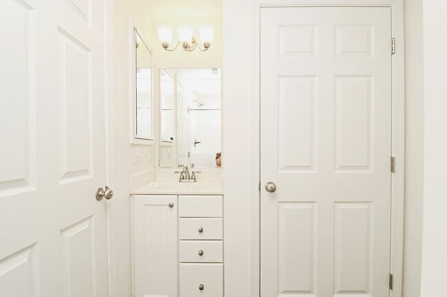 Building Photo - Dog-Friendly Avinity Townhome With Mountain Views