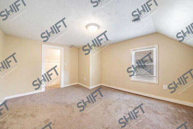 Building Photo - 656 Veto: Spacious home!