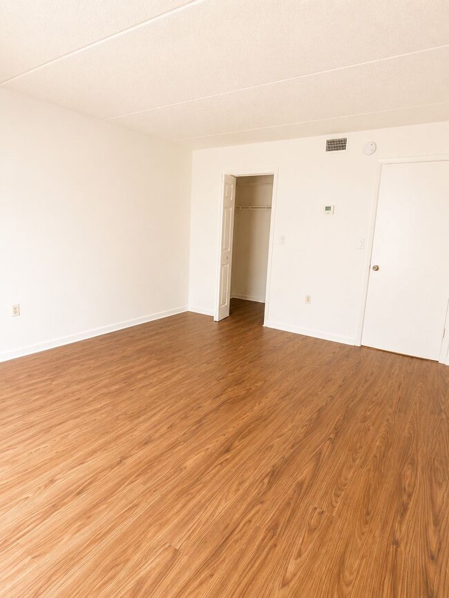Building Photo - 2812 Somerset Park Dr