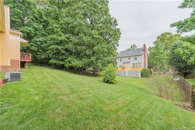 Building Photo - Spacious 4BR House in Charlotte