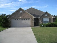 Building Photo - Half off first full month rent move in special!