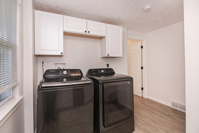 Building Photo - 3 bedroom 3 bathroom Single Family Home