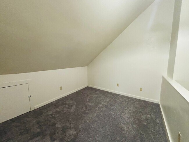 Building Photo - 653 Village Ln