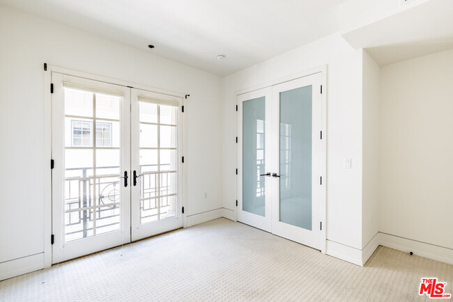 Building Photo - 227 S Hamilton Dr
