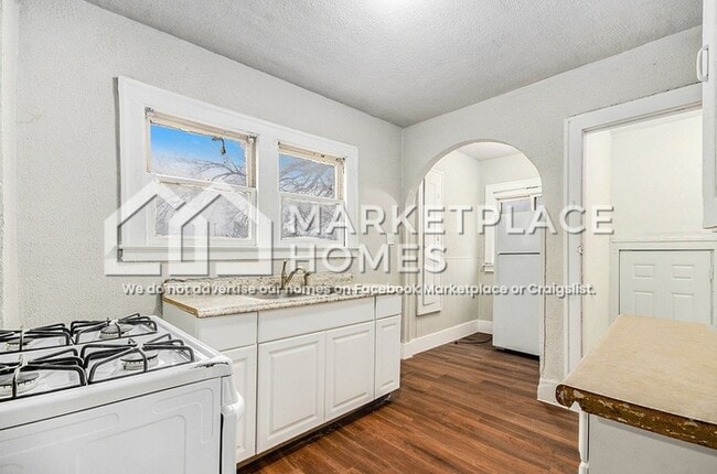 Building Photo - 15457 Cloverlawn Ave