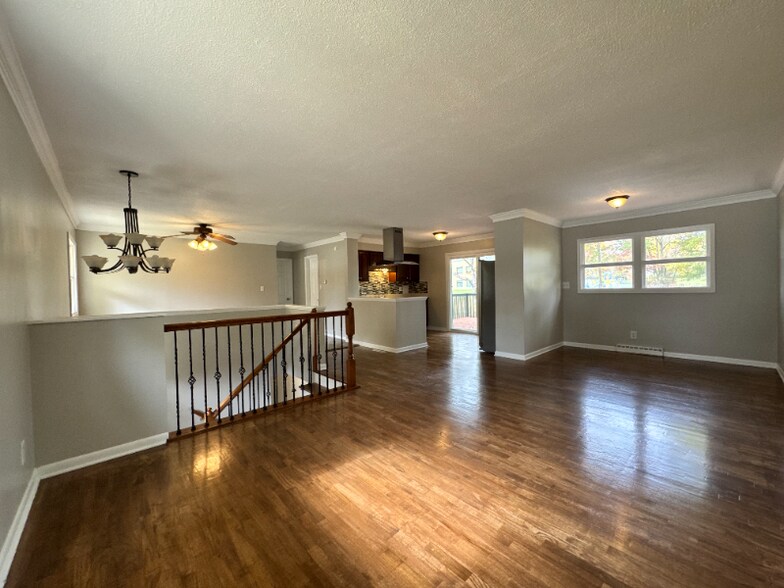 Building Photo - 154 W Good Ave