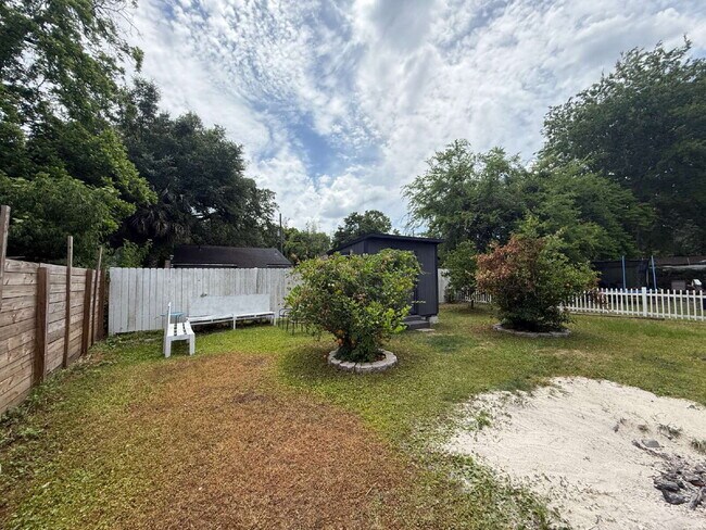 Building Photo - AVAILABLE EARLY JULY:  UPDATED 2 BEDROOM 1...