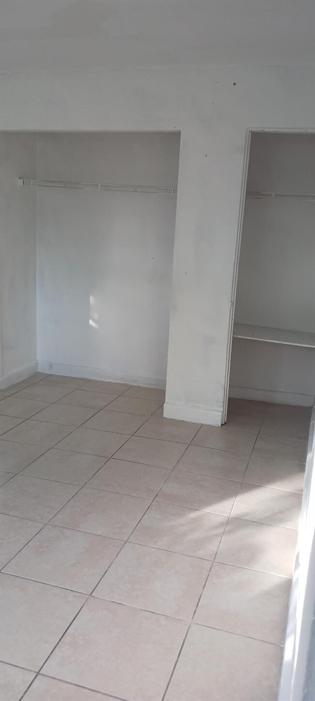 Building Photo - 725 N E St