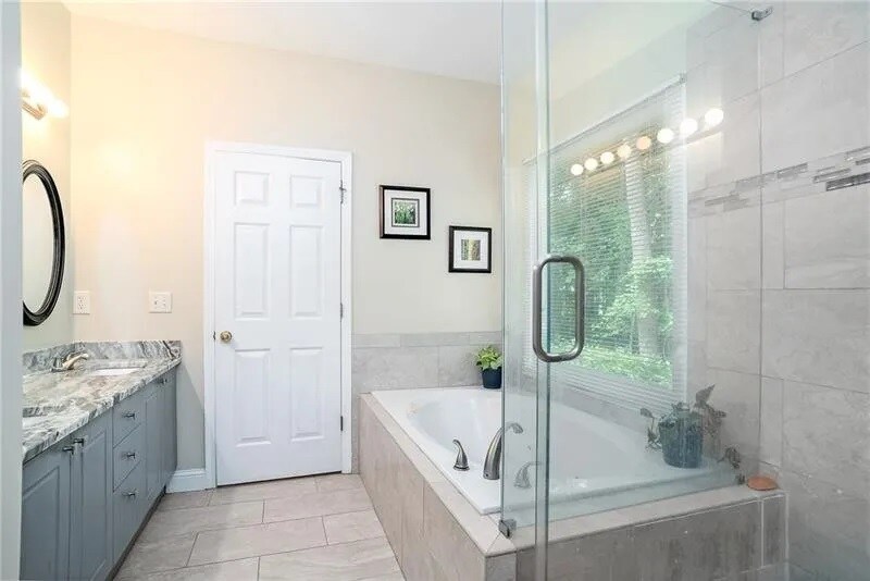 Building Photo - 3915 High Gables E