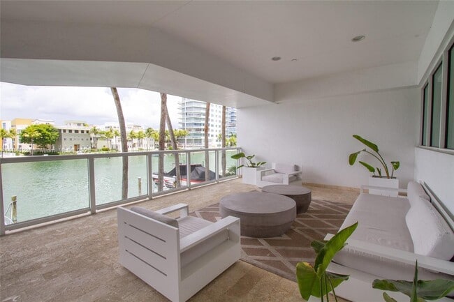 Building Photo - 5900 Collins Ave