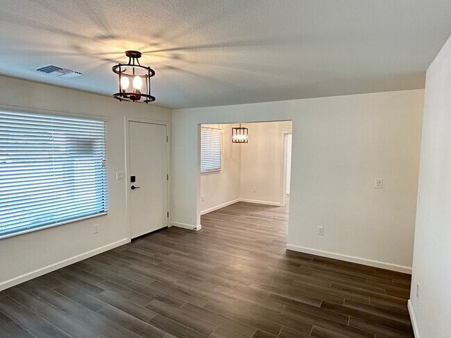 Building Photo - Remodeled Home Near Downtown Chandler!