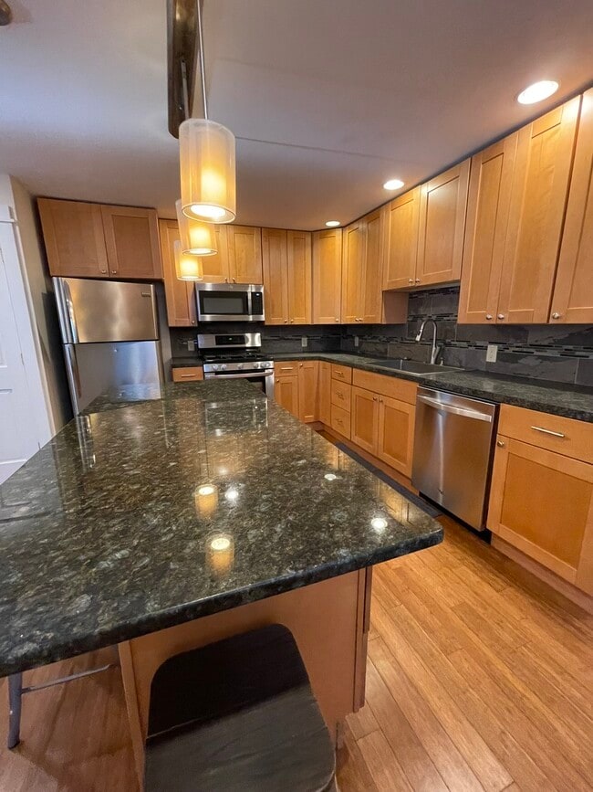 Building Photo - 524 7th Ave