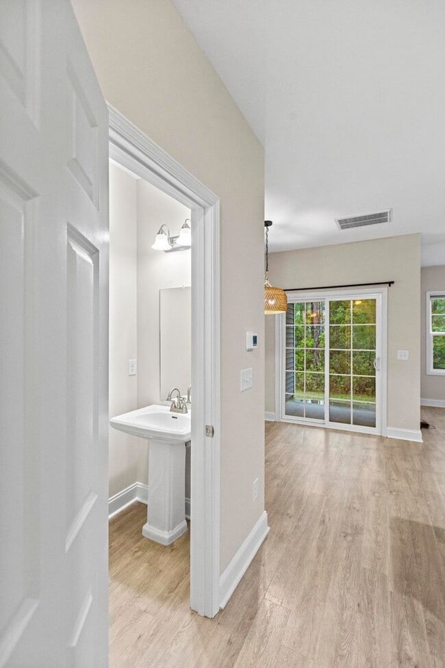 Building Photo - Large 3br Stonebay Townhome AVAILABLE NOW!