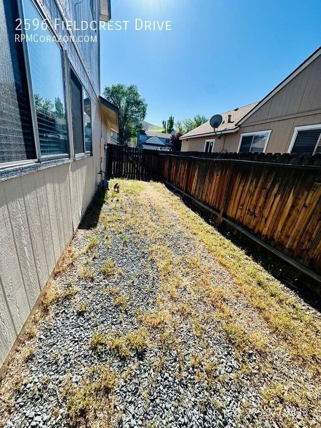 Building Photo - 2596 Fieldcrest Dr