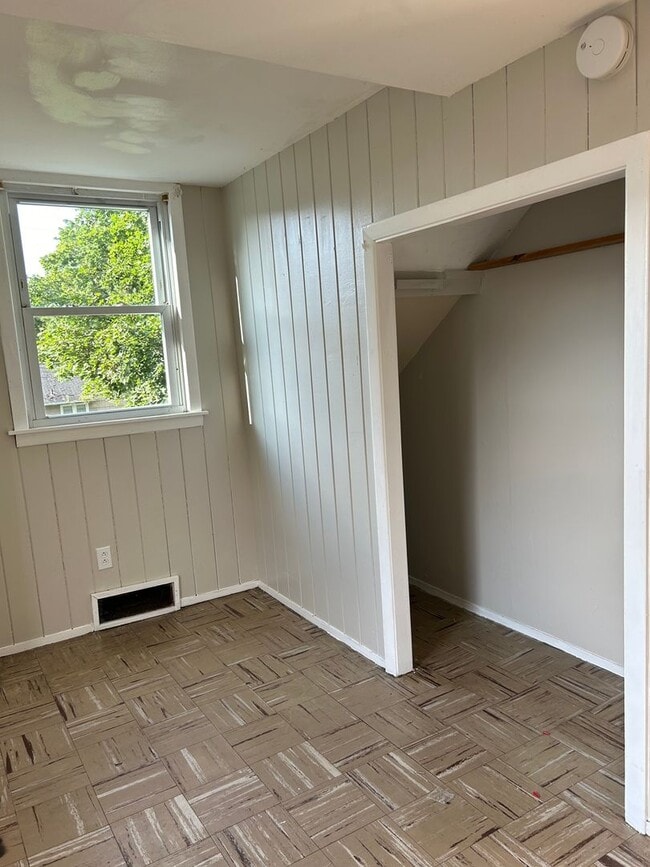 Building Photo - Lovely Home! Spacious home! Large front & back yard! Garage!