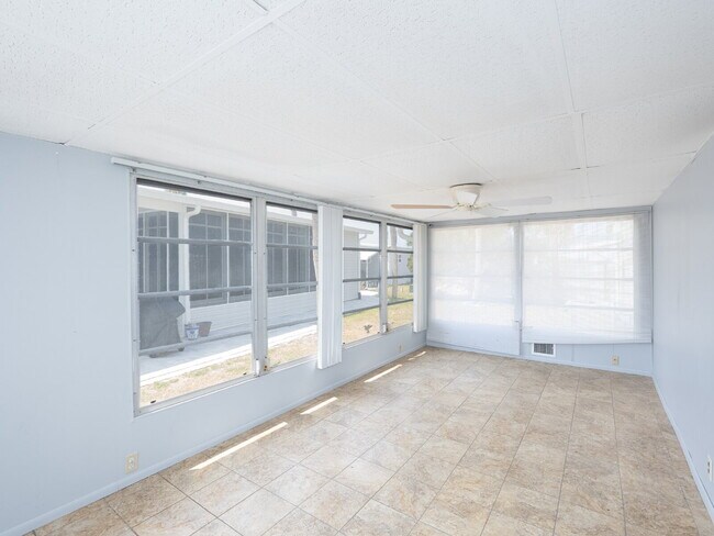 Building Photo - "Charming 2-Bed Furnished Annual Retreat in Venice, FL – Your Cozy Home Awaits!"