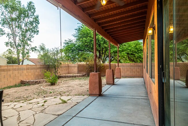 Building Photo - 7561 E Truces Pl