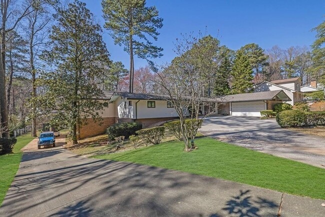 Building Photo - 505 River Valley Rd NW