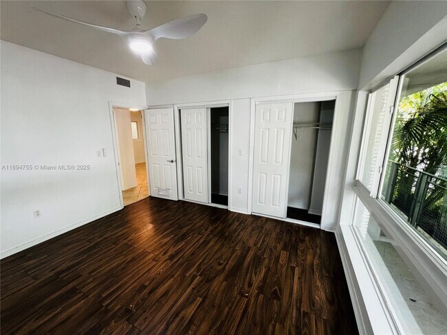 Building Photo - 946 Bay Dr