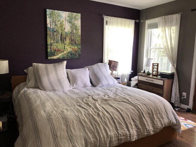 Building Photo - 1015 Forest Ave