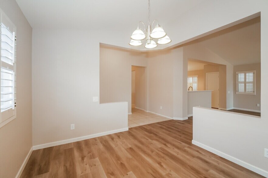 Building Photo - 3424 E Wahalla Ln