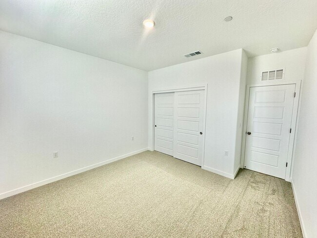 Building Photo - 878 Fruitwood Ave