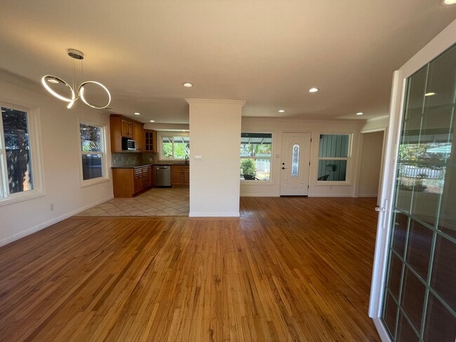 Building Photo - MENLO PARK - Well Maintained Home In Desir...