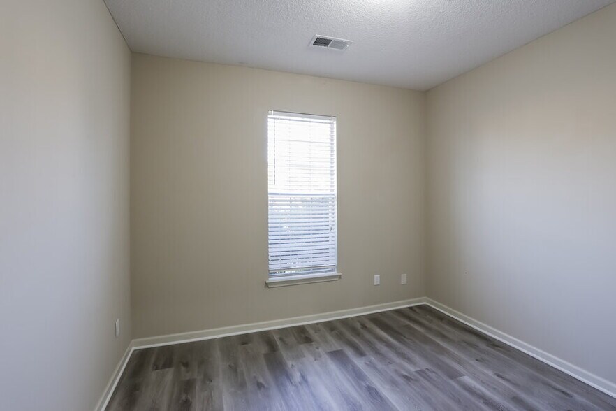 Building Photo - 1129 Red Fern Cir E