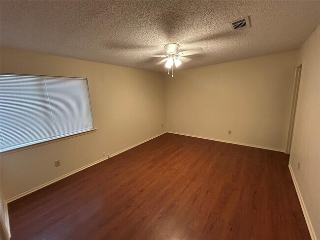 Building Photo - 2114 Lear Ln