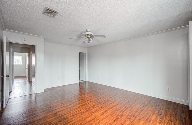 Building Photo - 823 S Ripple Creek Dr