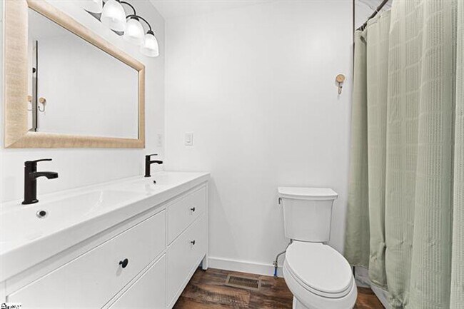 Building Photo - 2 Bed, 2 Bath Fully Renovated Home Available in Greenville