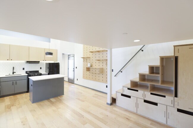 Building Photo - Unique Tiny Home in Hiatus neighborhood cl...
