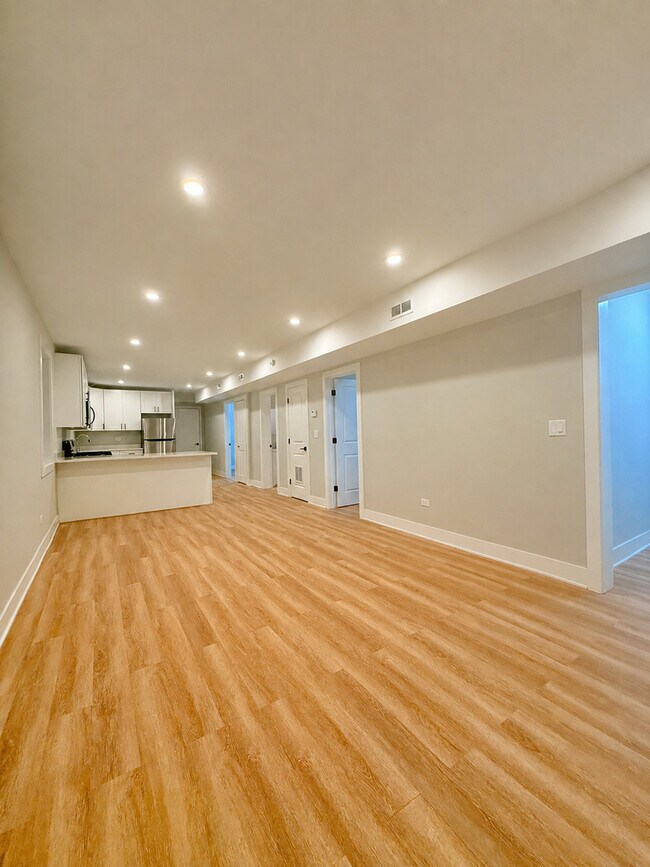 Building Photo - 2850 N Avers Ave