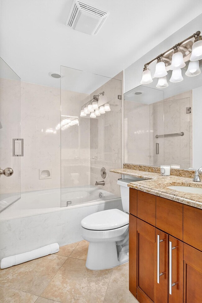 Building Photo - 5021 Oakhill Ln