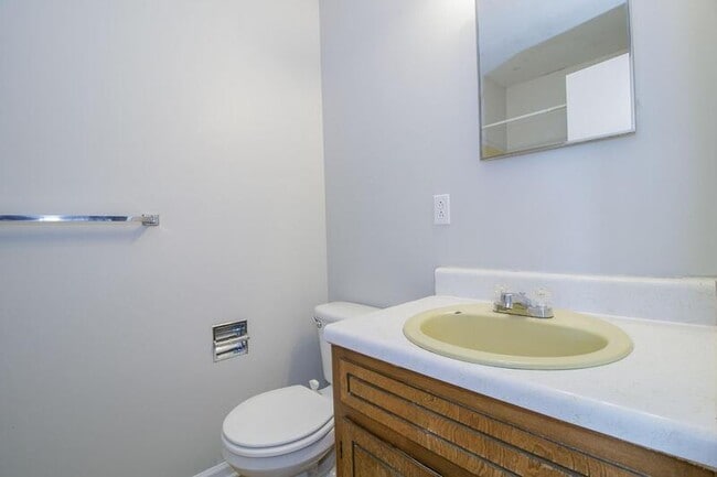 Building Photo - 810-C Golfview Pl