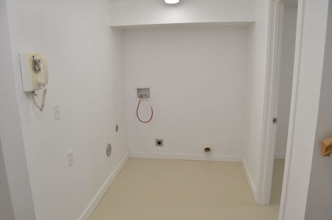 Building Photo - Beautiful Home in Excellent Murray Location!