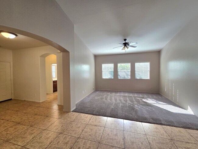 Building Photo - Beautiful 4 Bed/2 Bath in Goodyear!