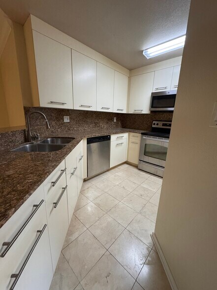 Building Photo - 7515 Charmant Dr