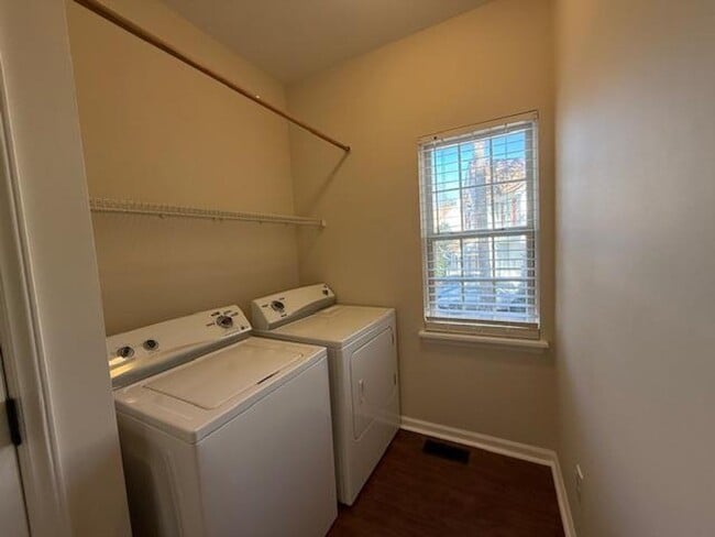 Building Photo - 201 Holmby Ct