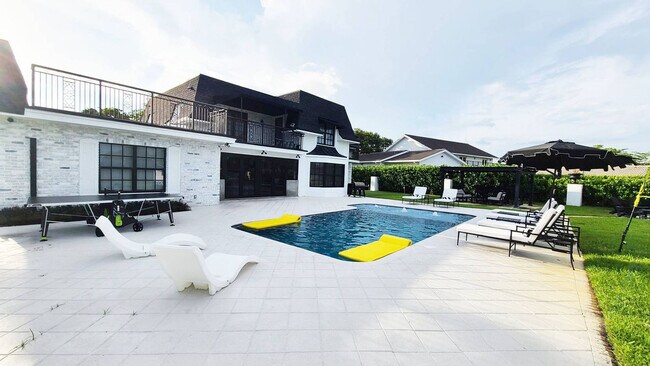 Building Photo - 4312 NE 22nd Ave