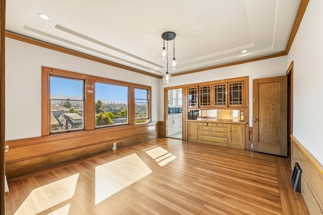 Building Photo - Classic 3bed/2bath Home Near Lake Merritt with Fresh Updates