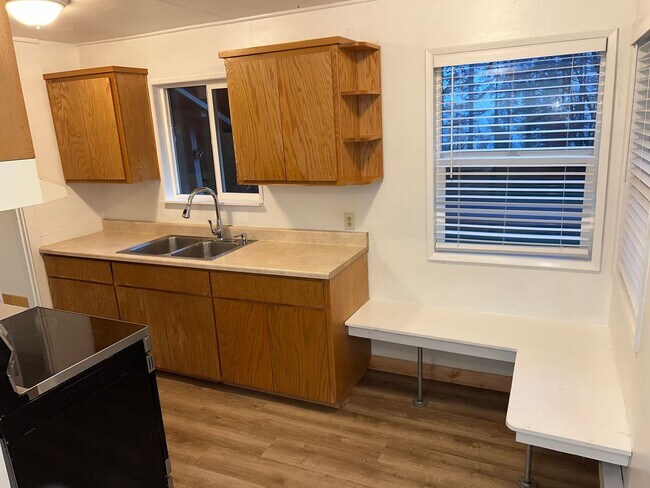 Building Photo - 2 Bedroom/ 1 Bath Unit in Mapleton, OR- Av...