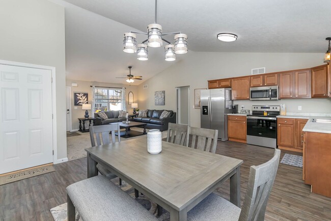 Building Photo - 8 W Persimmon Dr