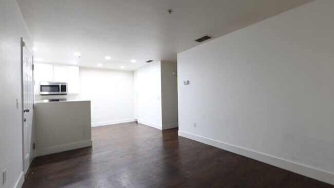 Building Photo - Very Nice 2 Bedroom and 2 Bathroom Apartment $2,450 + $125.00 WSG